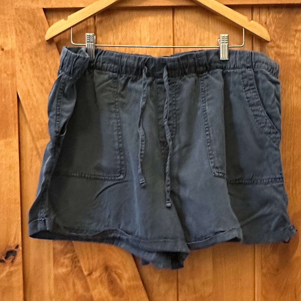 GAP Women's Navy Cargo Shorts elastic waist back and side pocket